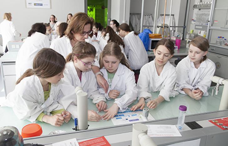 Mädchen für Wissenschaft begeistern
